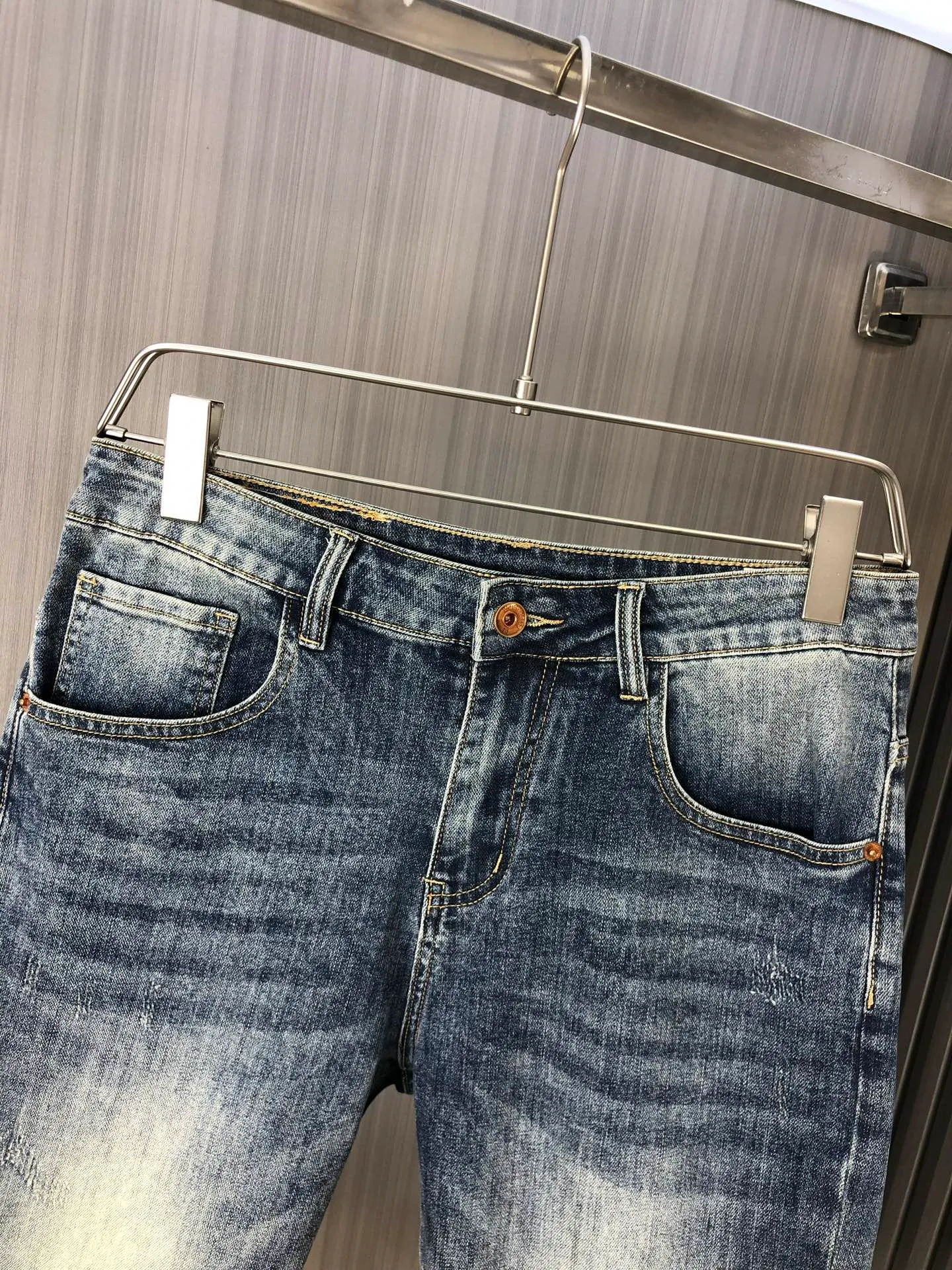 P220 chrome hearts denim shorts, the latest new men's jeans for spring and summer 2025! Heavy-duty washed denim fabric, customized fabric is softer and more comfortable than ordinary denim fabric! Ultra-heavy industrial washing process and double process washing. The entire pair of pants has a comfortable feel, top-notch fineness and breathability. All hardware brand logos are custom-made, and the materials are selected with the best attributes. The elasticity of the fabric is very good and the comfort is great! The low-key design style is simple and elegant. Yardage: 28-38 (no 35.37)